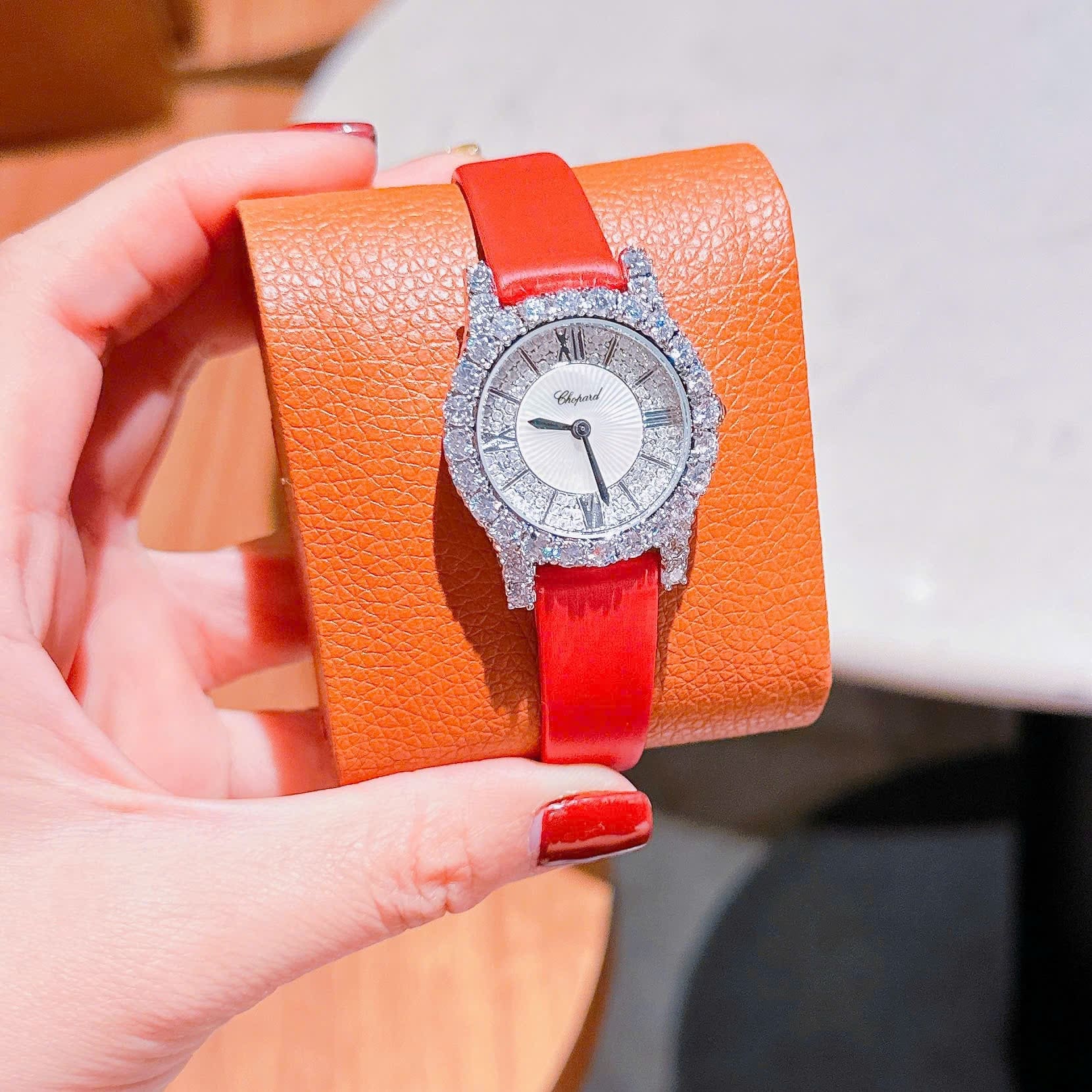 Đồng Hồ Chopard Heure Diamond |Nữ Giới |Silver |Dây Da Màu Đỏ |Máy Pin (Quartz) |Size 32mm |donghogiatot.vn