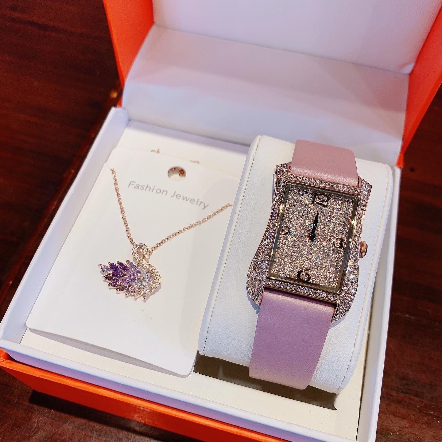 Đồng Hồ Davena Tựa Hermes |Nữ Giới |Full Đá Rose Gold |Dây Da Tím |Máy Pin (Máy Quartz) |Size 28x40mm |donghogiatot.vn