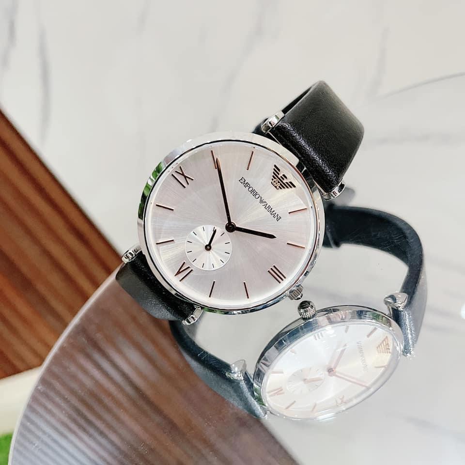 Đồng Hồ Emporio Armani Mặt Trắng Silver |Cặp Đôi |Mặt Tròn |Dây Da |Máy Pin (Quartz) |Size 32x40mm |Donghogiatot.vn
