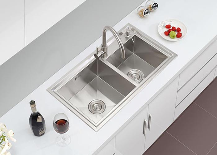 Nên chọn chậu rửa bát 2 hố có bàn hay không bàn? So sánh thật