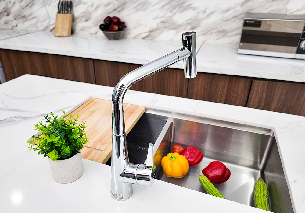 Vòi rửa inox vs vòi sơn tĩnh điện màu đen/matte – cái nào bền hơn sang hơn?