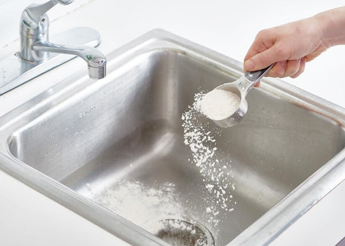 Sử dụng chất tẩy rửa chuyện dụng dành cho vệ sinh 