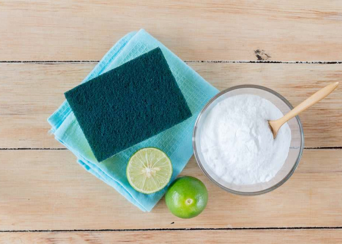 Kết hợp muối chanh và giấm để làm sạch chậu rửa bát 