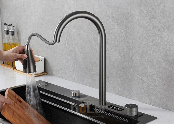 mẫu còn có vòi kéo dài, xoay 360 độ, giúp bạn rửa bát, rửa rau hay dọn dẹp bồn rửa dễ dàng
