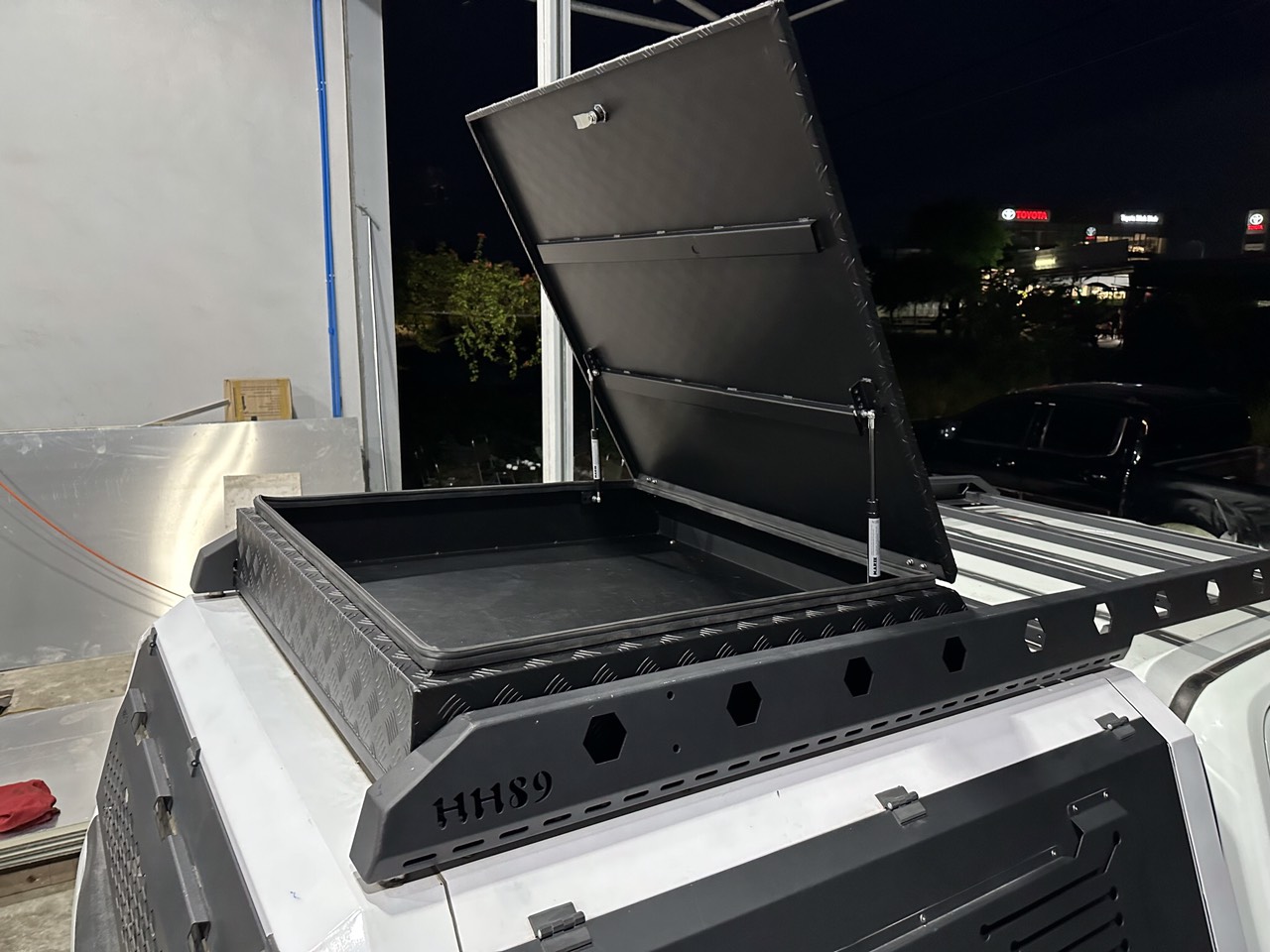 Thùng đồ trên nóc