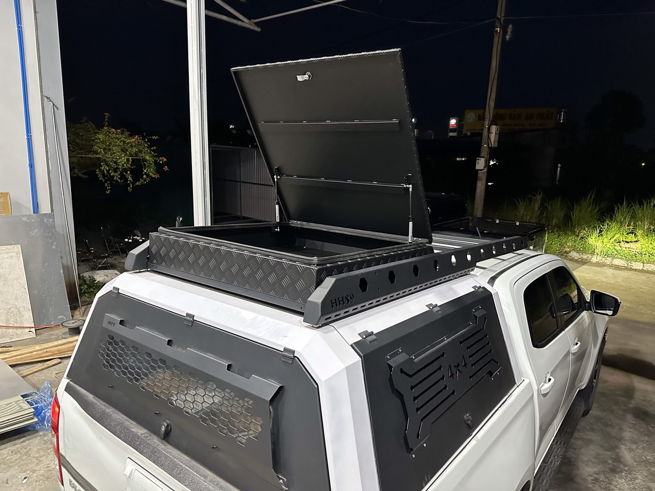 Thùng đồ trên nóc