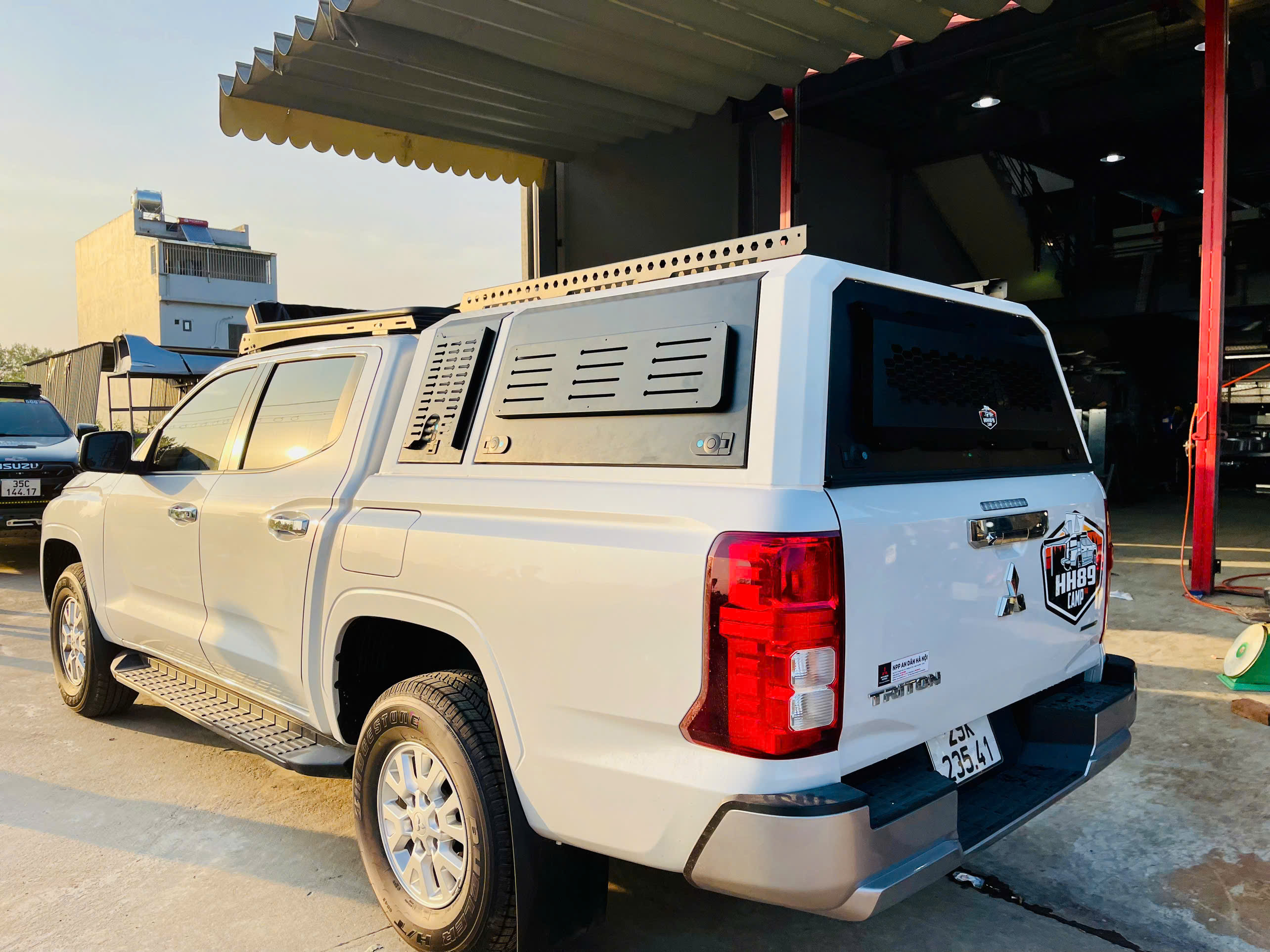 Nắp cao 3-5 cánh trên Triton 2024 bản mở được tấm nóc và chống nước