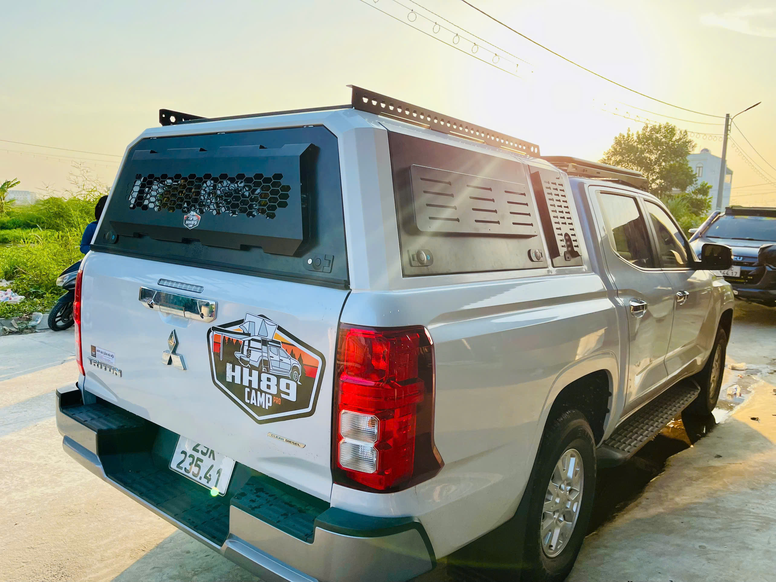 Nắp cao 3-5 cánh trên Triton 2024 bản mở được tấm nóc và chống nước