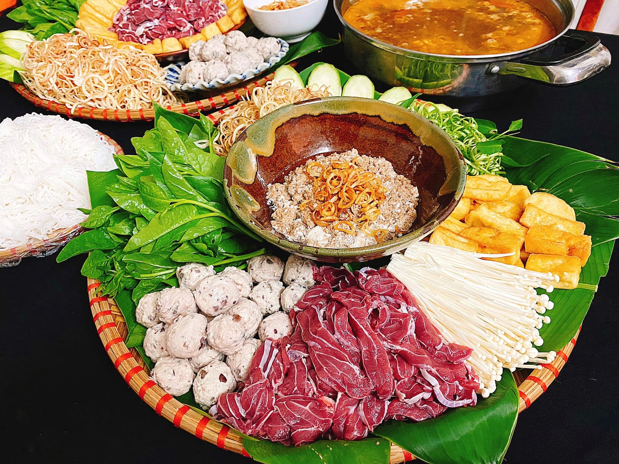 Lẩu riêu cua bắp bò là sự kết hợp tuyệt vời của vị nước lẩu riêu thanh nhẹ và bắp bò giòn ngọt đầy lôi cuốn