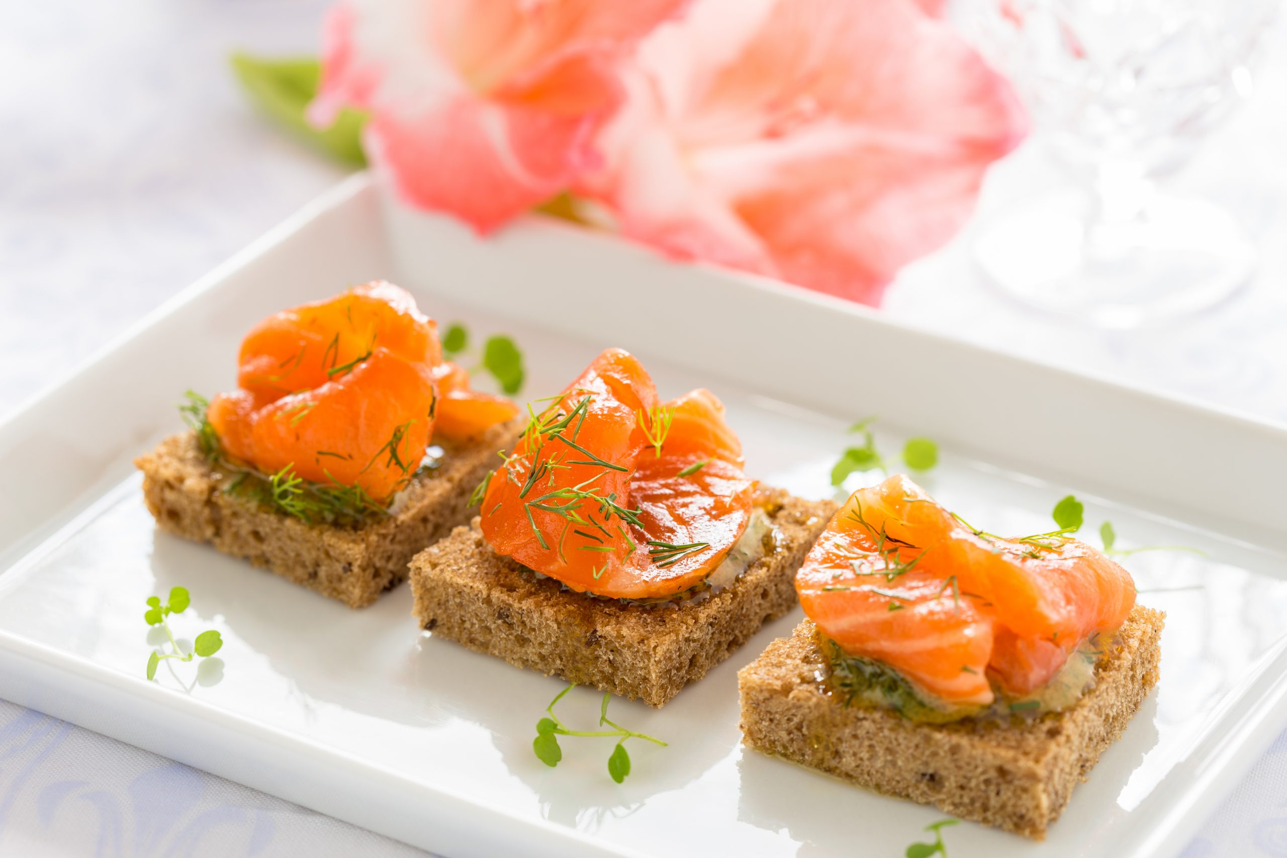 Cá hồi hun khói nguyên vị với bánh mì