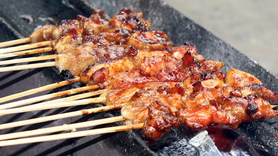 thịt thỏ làm sạch bỏ da nướng xiên