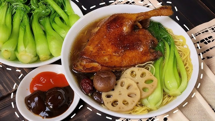 Mì vịt tiềm thuốc bắc thơm ngon, thịt vịt mềm, nước dùng đậm đà, trình bày đẹp mắt chuẩn quán chuyên nghiệp tại TP.HCM.