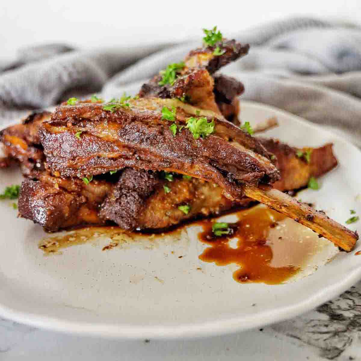 2. Sườn Cừu Áp Chảo Sốt Rượu Vang Đỏ
