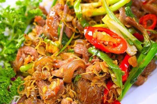 Thịt đùi dê tơ mềm ngọt đem xào lăn vô cùng cuốn hút