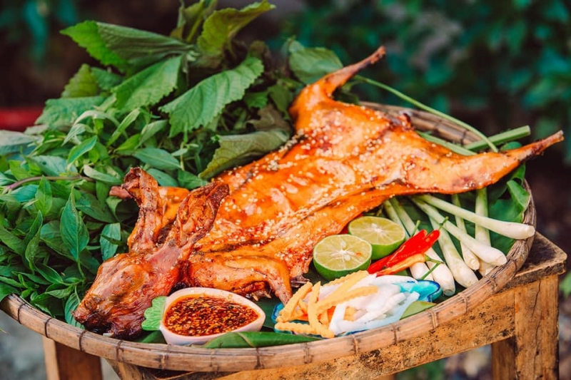 Thỏ quay lu là món ăn danh bất hu truyển, nổi tiếng bổi vị giòn rụm của lớp da bên ngoài nhưng thịt vẩn mểm mọng bên trong thấm đẫm các loại gia vịtạo nên hương vị hài hoà đậm đà khó quên