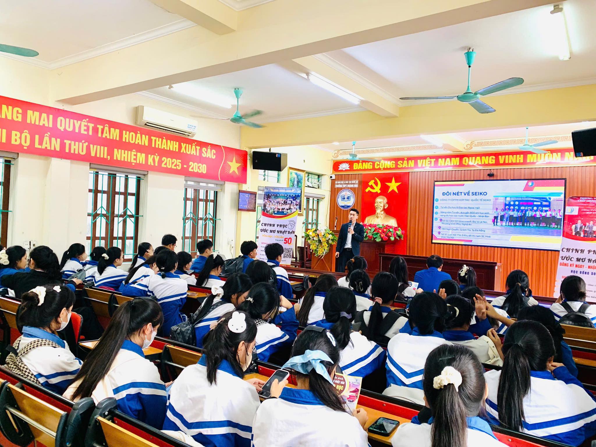 TƯ VẤN HƯỚNG NGHIỆP - CHẮP CÁNH ƯỚC MƠ CÙNG HỌC SINH TRƯỜNG THPT HOÀNG MAI