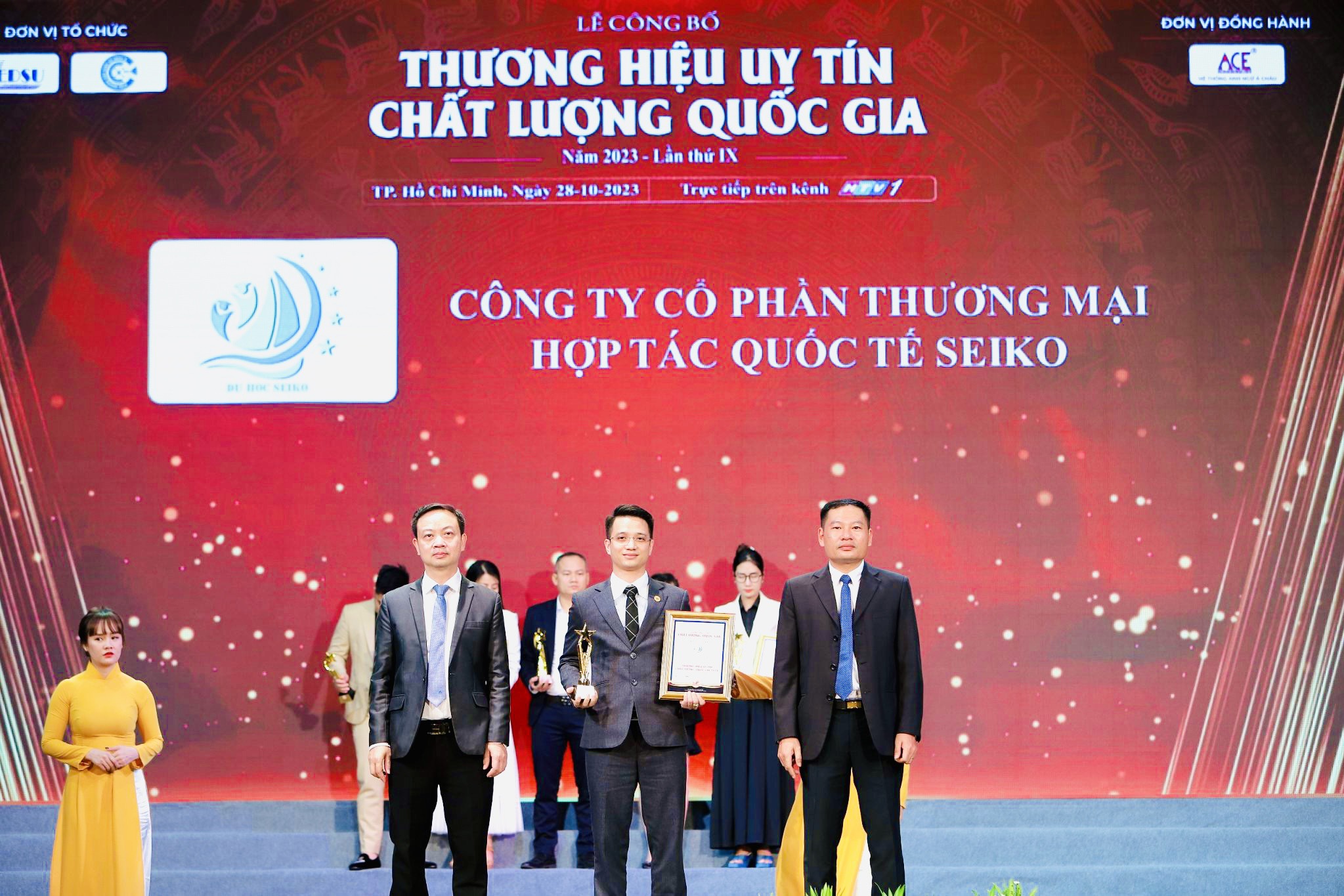 Đại diện Công ty Cổ phần thương mại hợp tác quốc tế SEIKO vinh dự nhận giải thưởng” TOP 100 – THƯƠNG HIỆU UY TÍN – CHẤT LƯỢNG QUỐC GIA 2023 “