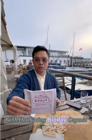 🌅 Đến Hamburg, bạn đừng bỏ lỡ chiều hoàng hôn thơ mộng trên bến cảng nơi đây nhé! 