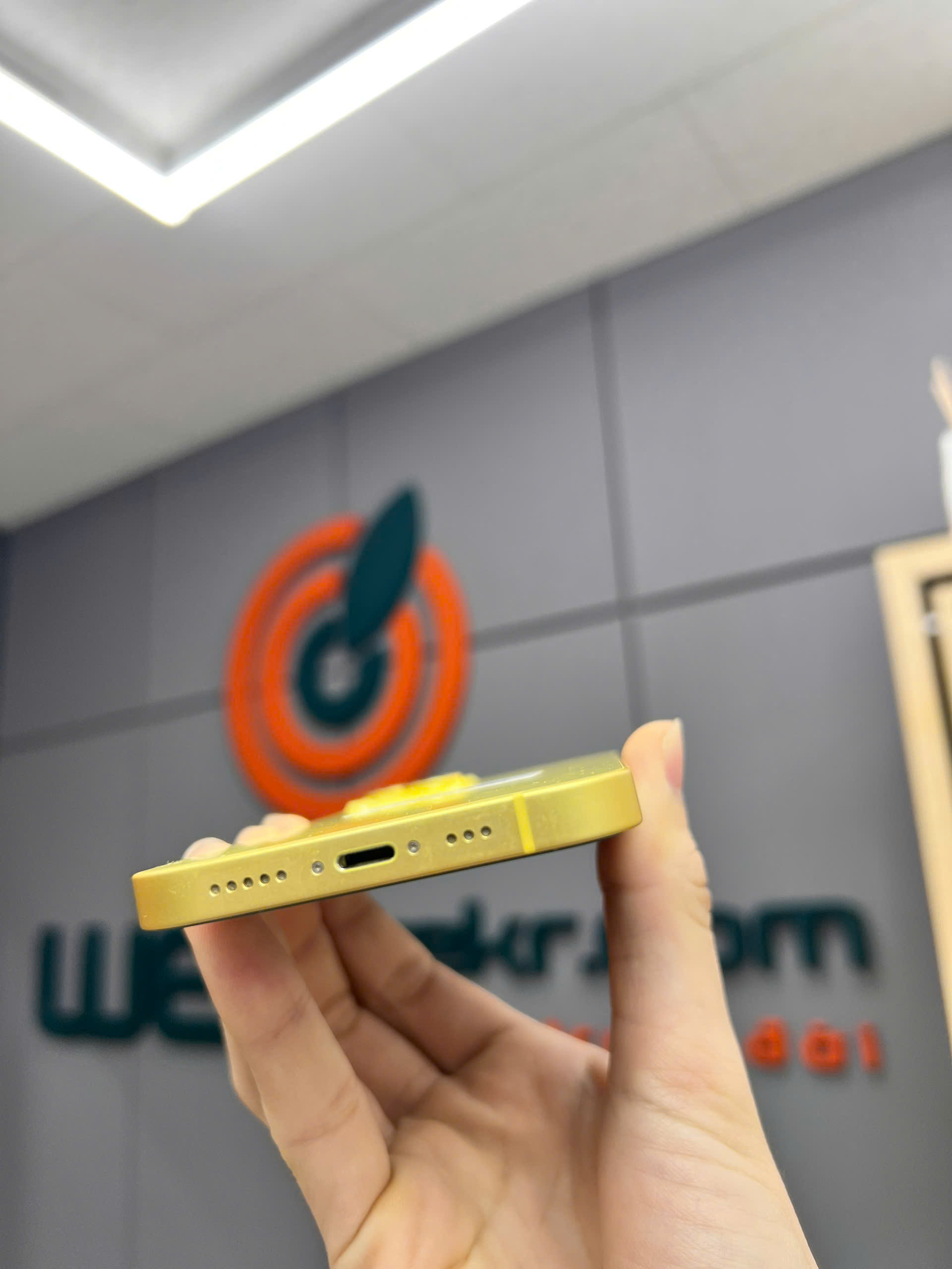 iPhone 14 128GB Yellow 77