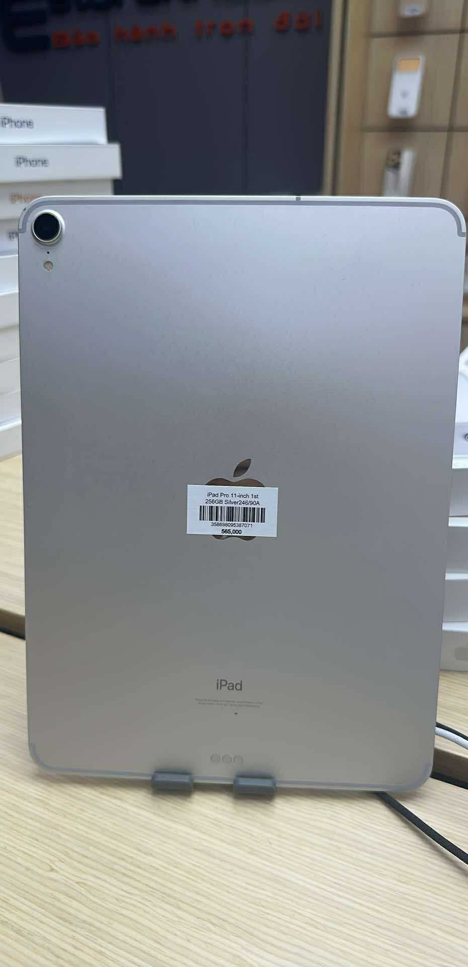 IPAD RRO 11-INCH 1st 256GB PIN 90% Màu Silver