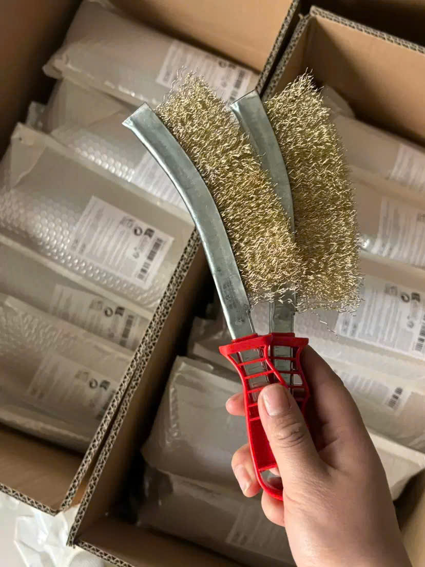 Chổi đánh rỉ sắt cán nhựa đỏ chiều dài 225mm, bàn chải đồng chà cọ rỉ sét cầm tay chắc chắn loại đẹp