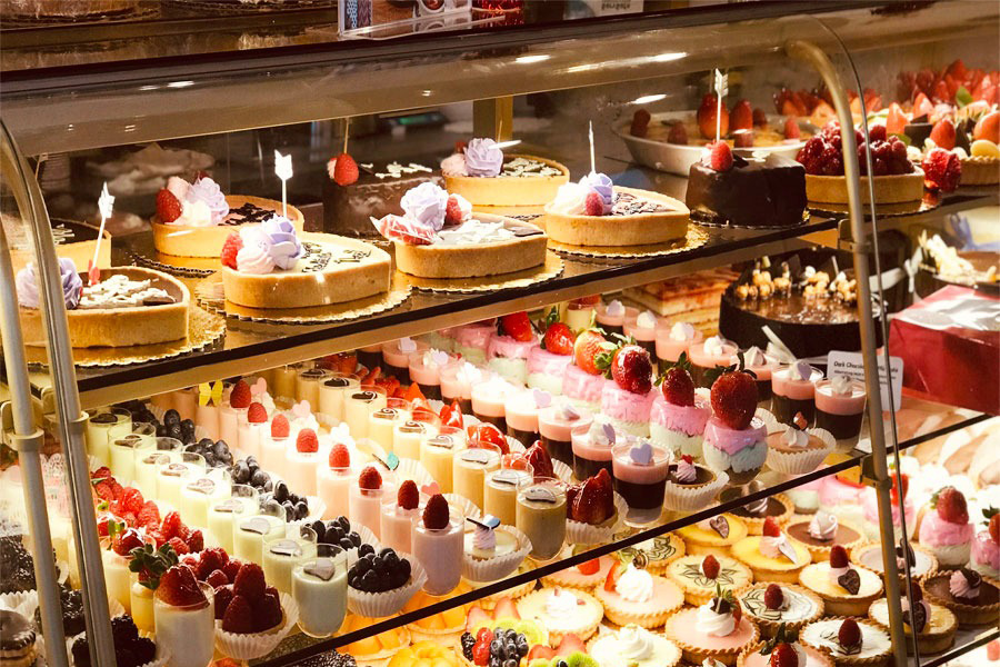 Top 5 mẫu tủ trưng bày bánh cho quán Cafe đẹp, giá rẻ