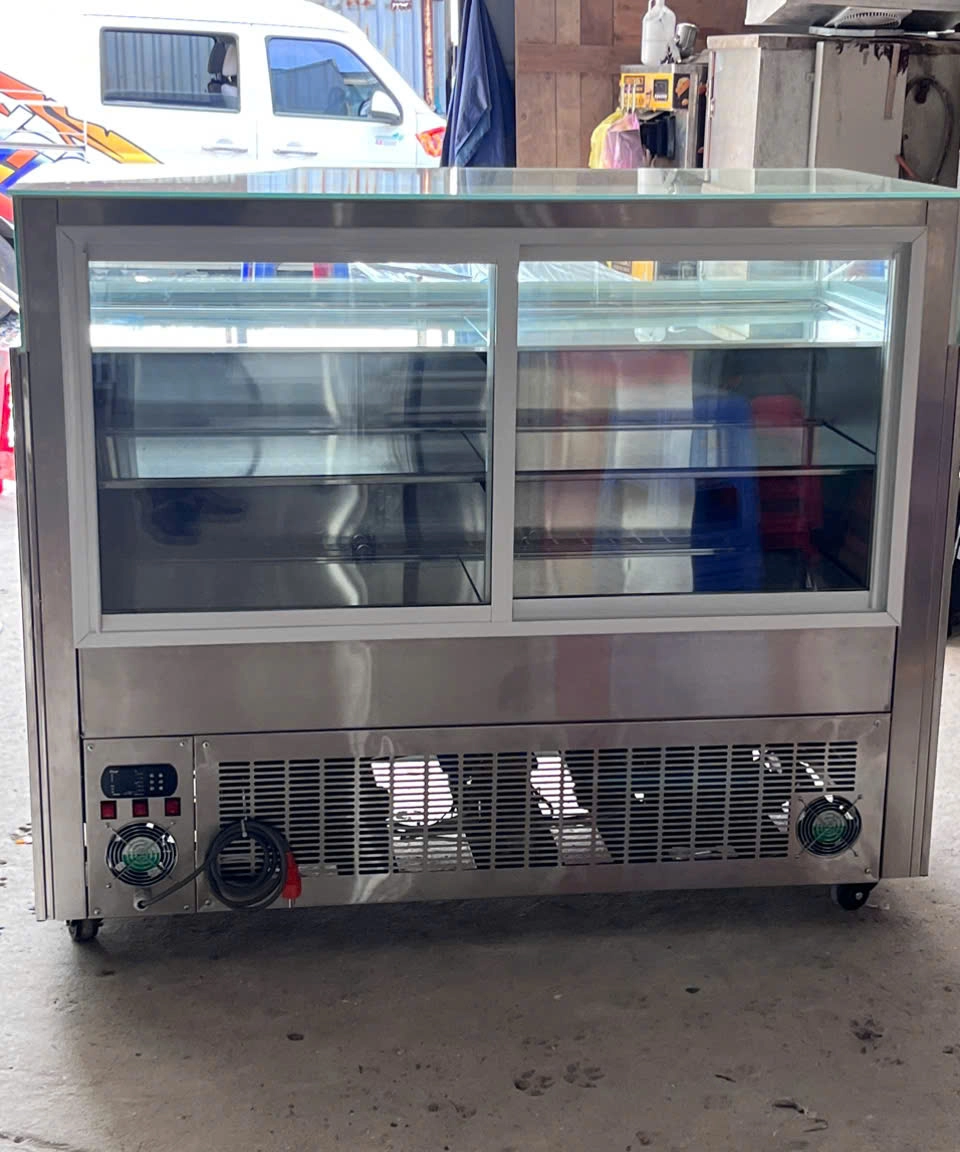 Tủ bánh tại quán cafe sang trọng