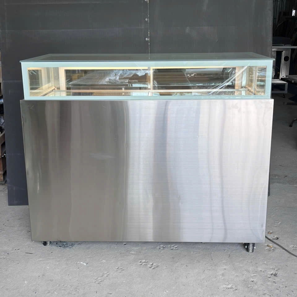 Cận cảnh bánh tươi ngon trong tủ mát