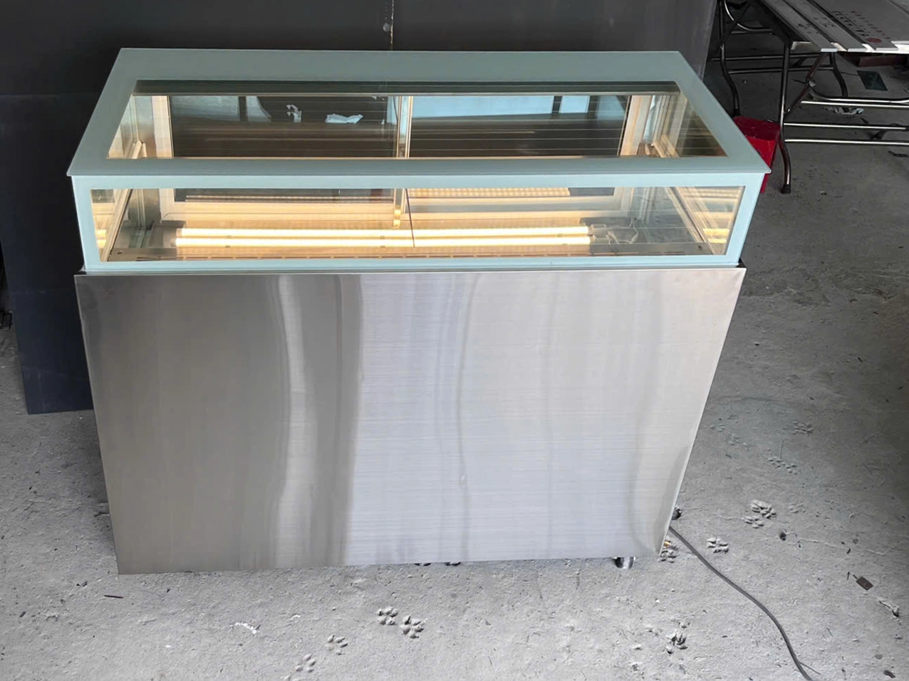 Tủ trưng bày bánh kem hiện đại