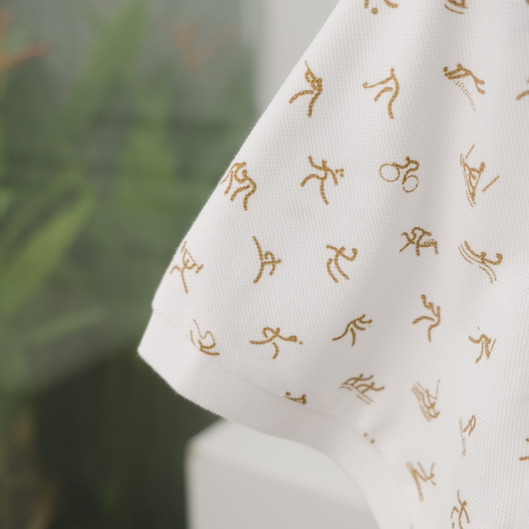 Áo Polo LACOSTE trắng hoạ tiết vàng, logo cổ trái