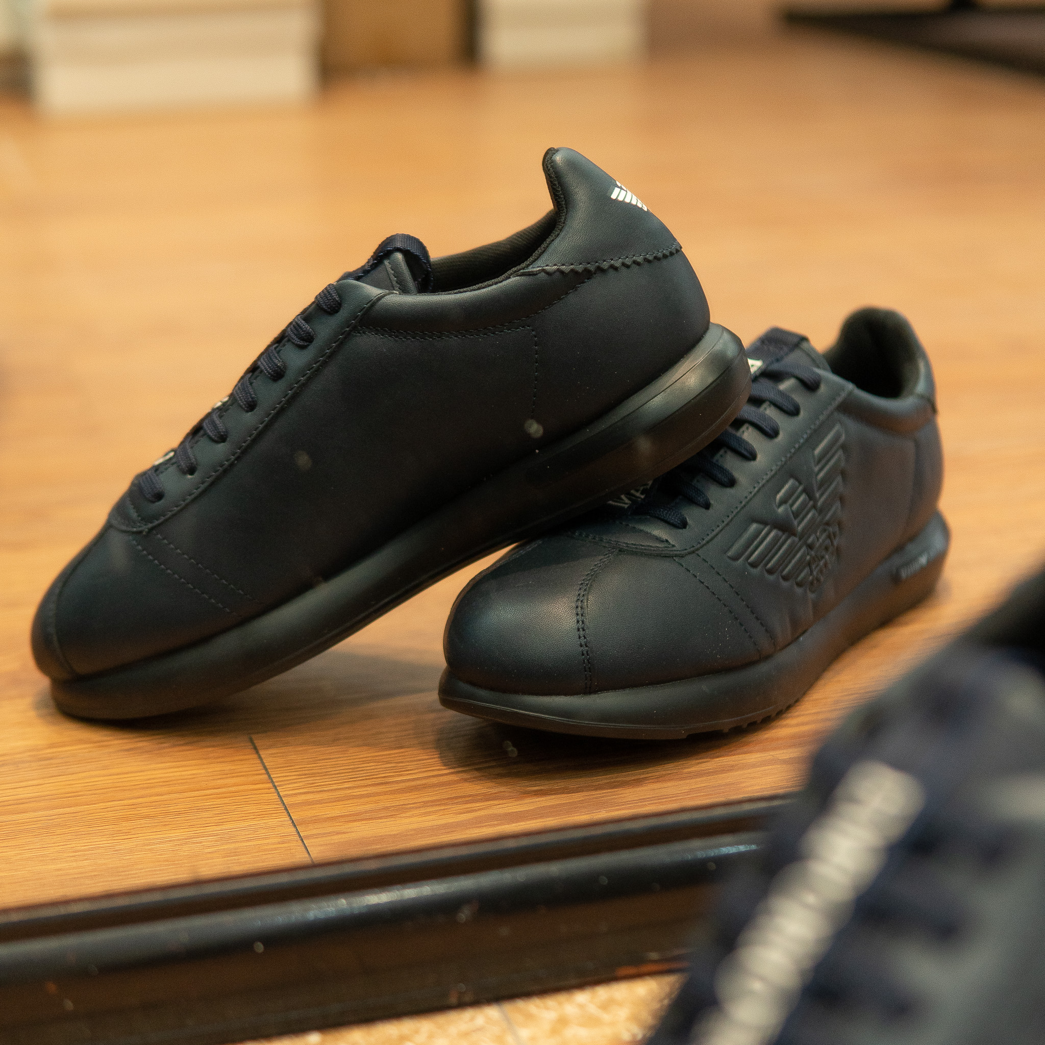 Giày EMPORIO ARMANI da đen full , logo "GA" sườn , gót đế chữ nhỏ ghi