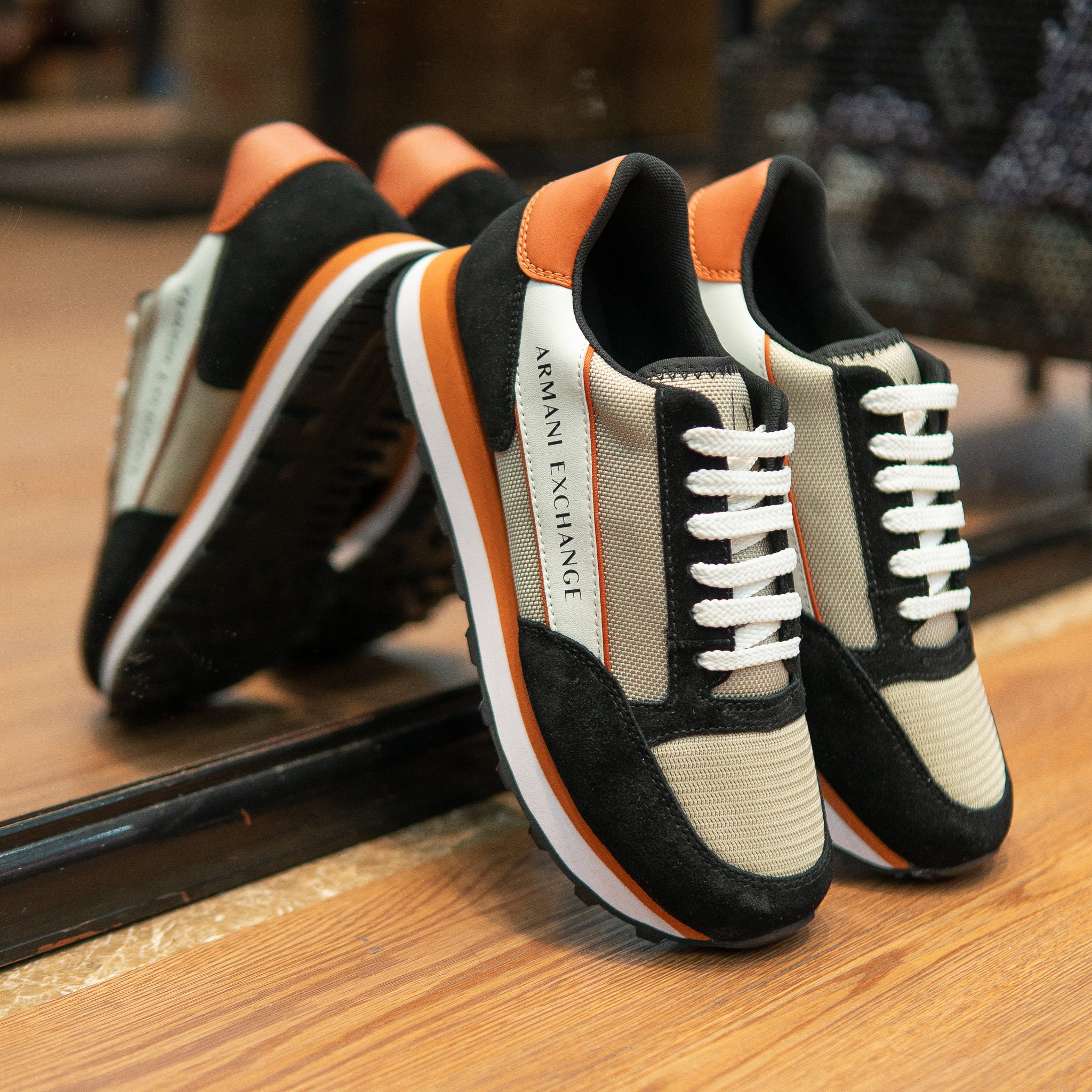 Giày ARMANI EXCHANGE vải lưới be - da lộn đen - gót nâu đỏ , chữ đen ngang ở sườn