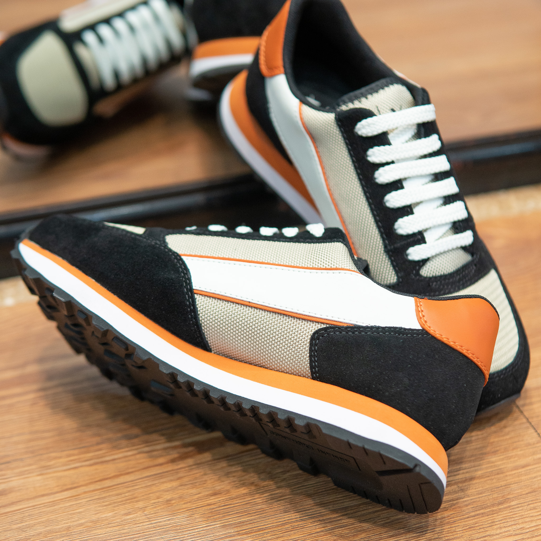 Giày ARMANI EXCHANGE vải lưới be - da lộn đen - gót nâu đỏ , chữ đen ngang ở sườn