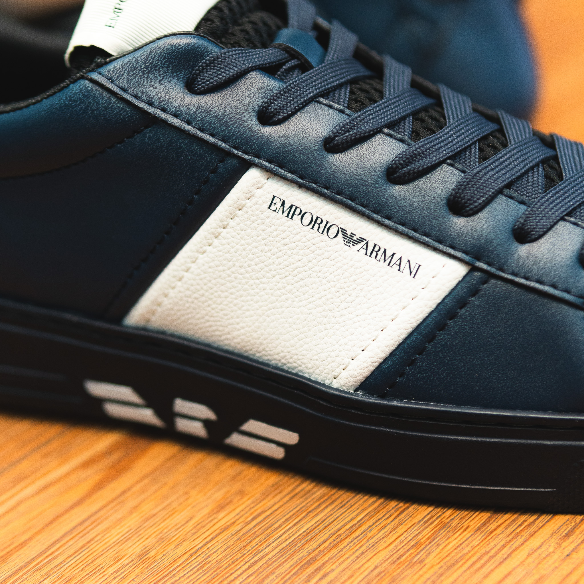 Giày EMPORIO ARMANI xanh , sườn + gót da trắng sần , đế đen logo trắng