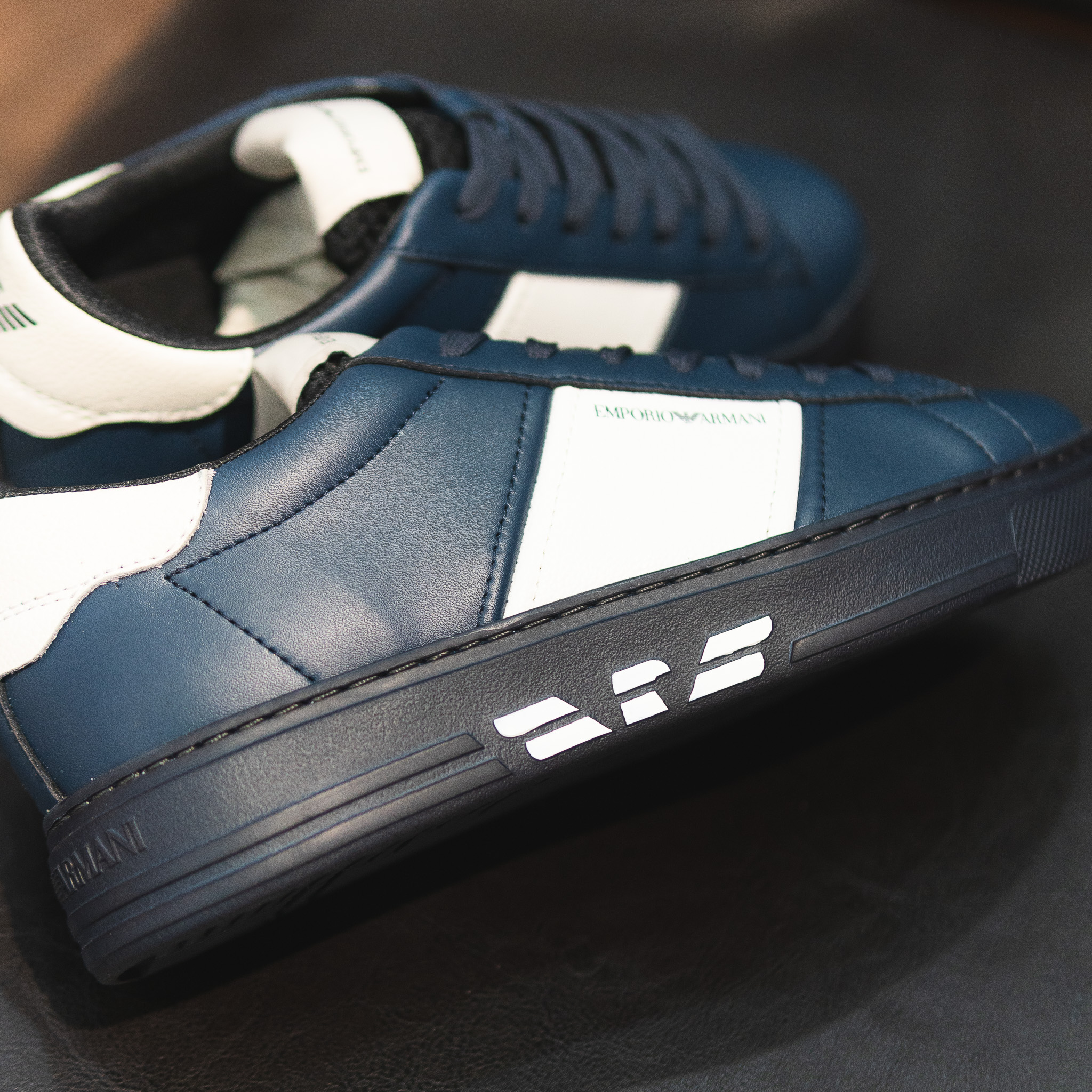 Giày EMPORIO ARMANI xanh , sườn + gót da trắng sần , đế đen logo trắng