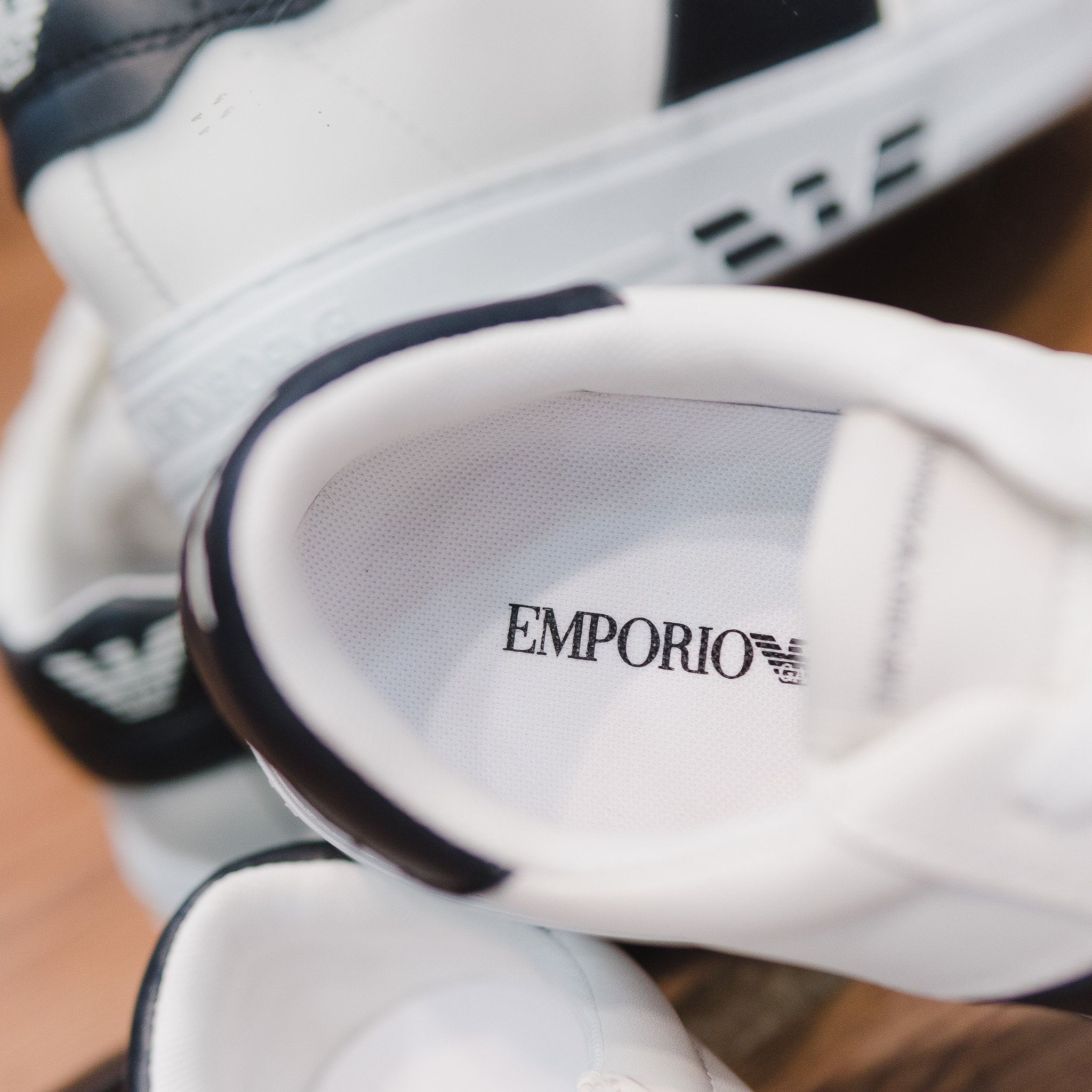 Giày EMPORIO ARMANI trắng , sườn + gót miếng da đen , đế trắng logo đen nổi