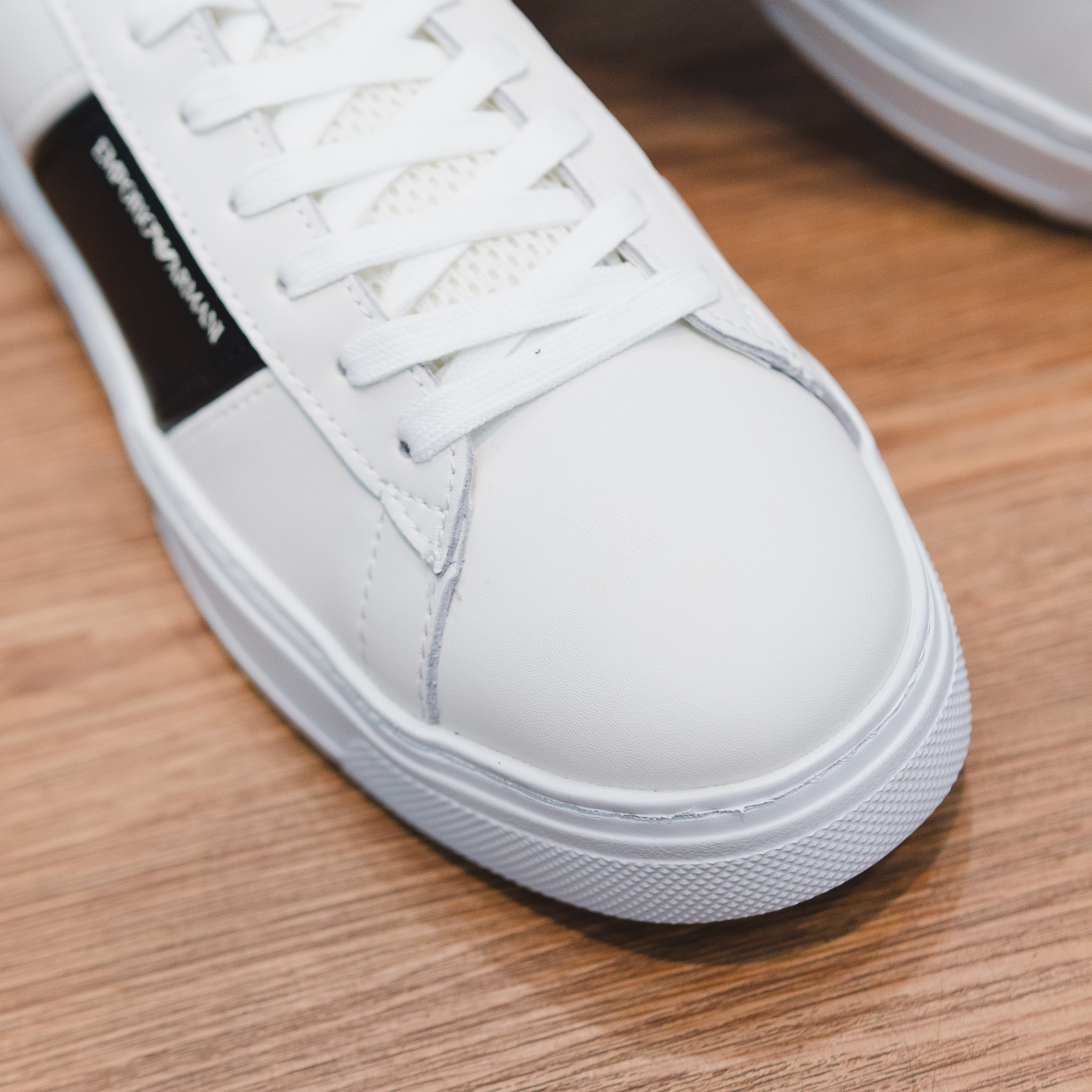 Giày EMPORIO ARMANI trắng , sườn + gót miếng da đen , đế trắng logo đen nổi