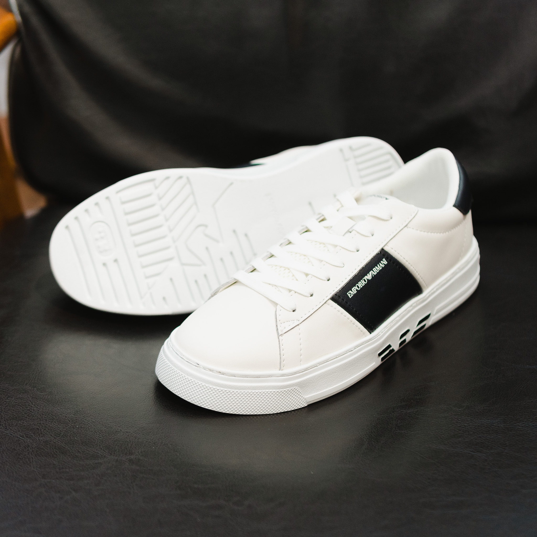 Giày EMPORIO ARMANI trắng , sườn + gót miếng da đen , đế trắng logo đen nổi