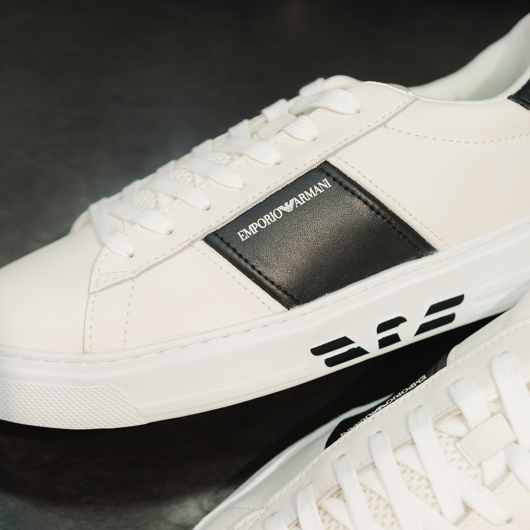 Giày EMPORIO ARMANI trắng , sườn + gót miếng da đen , đế trắng logo đen nổi