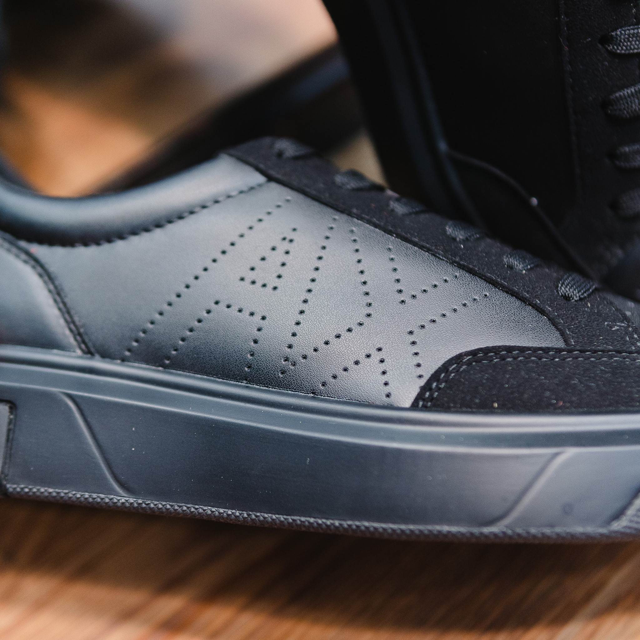 Giày ARMANI EXCHANGE da đen full , viền mũi da lộn , sườn + mũi đột lỗ