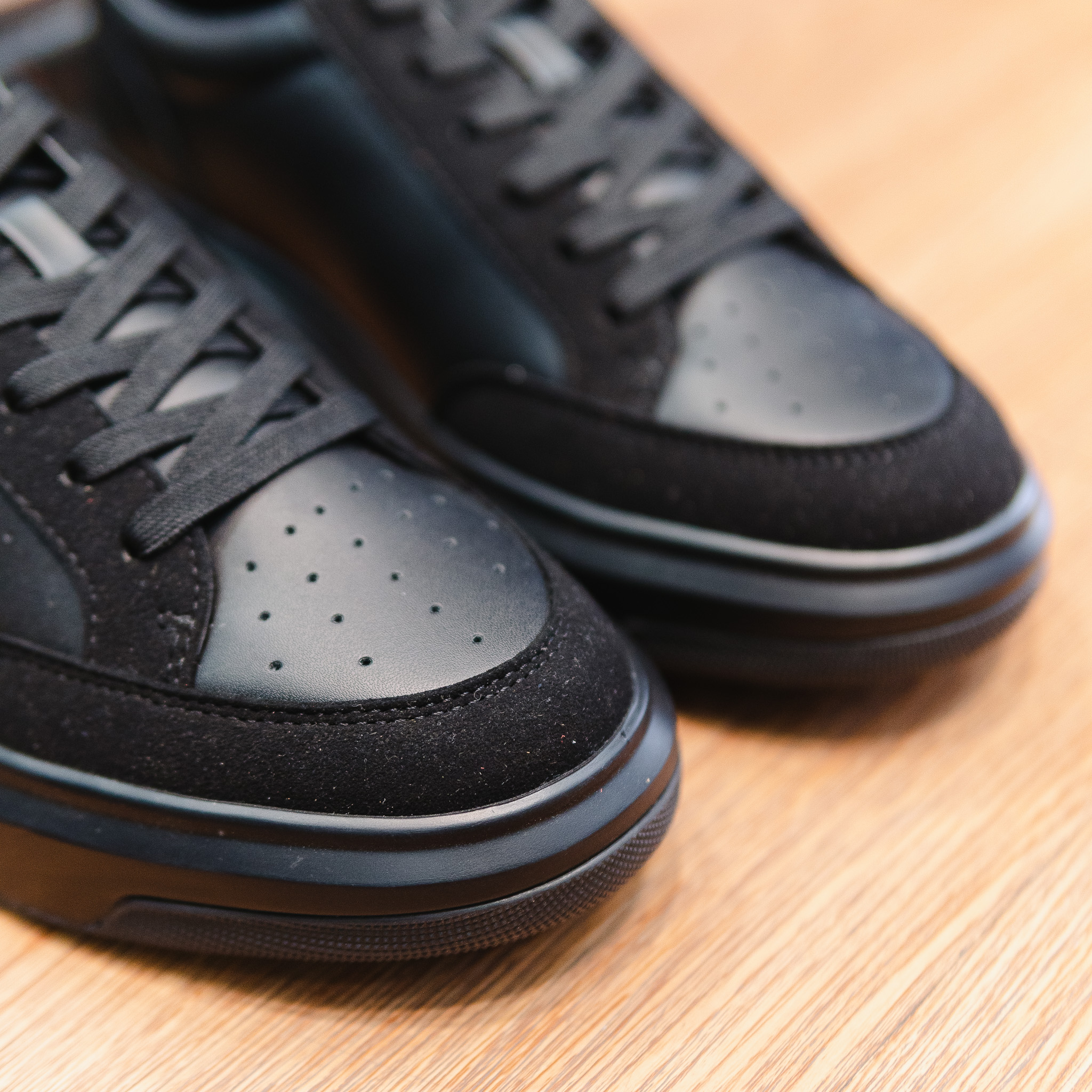 Giày ARMANI EXCHANGE da đen full , viền mũi da lộn , sườn + mũi đột lỗ