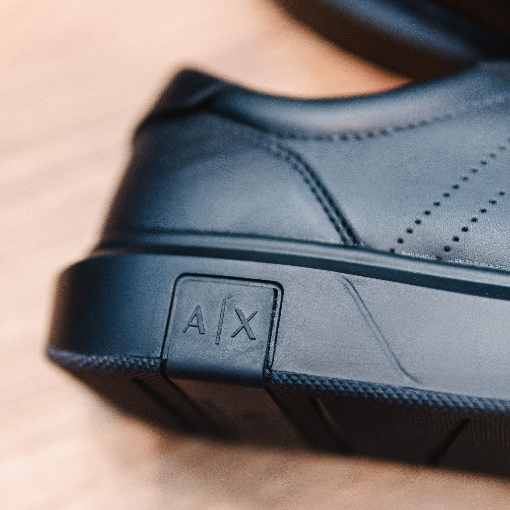 Giày ARMANI EXCHANGE da đen full , viền mũi da lộn , sườn + mũi đột lỗ