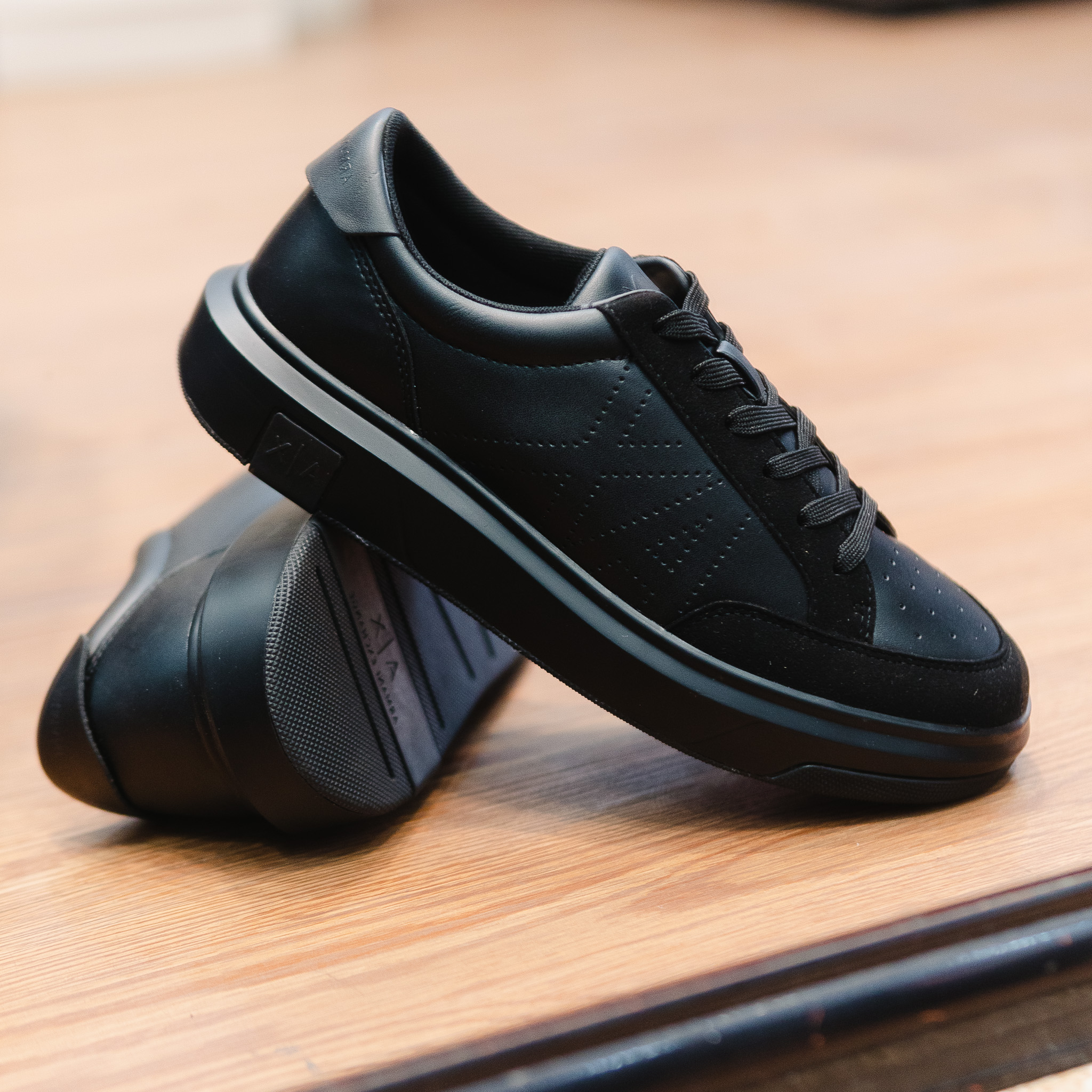 Giày ARMANI EXCHANGE da đen full , viền mũi da lộn , sườn + mũi đột lỗ