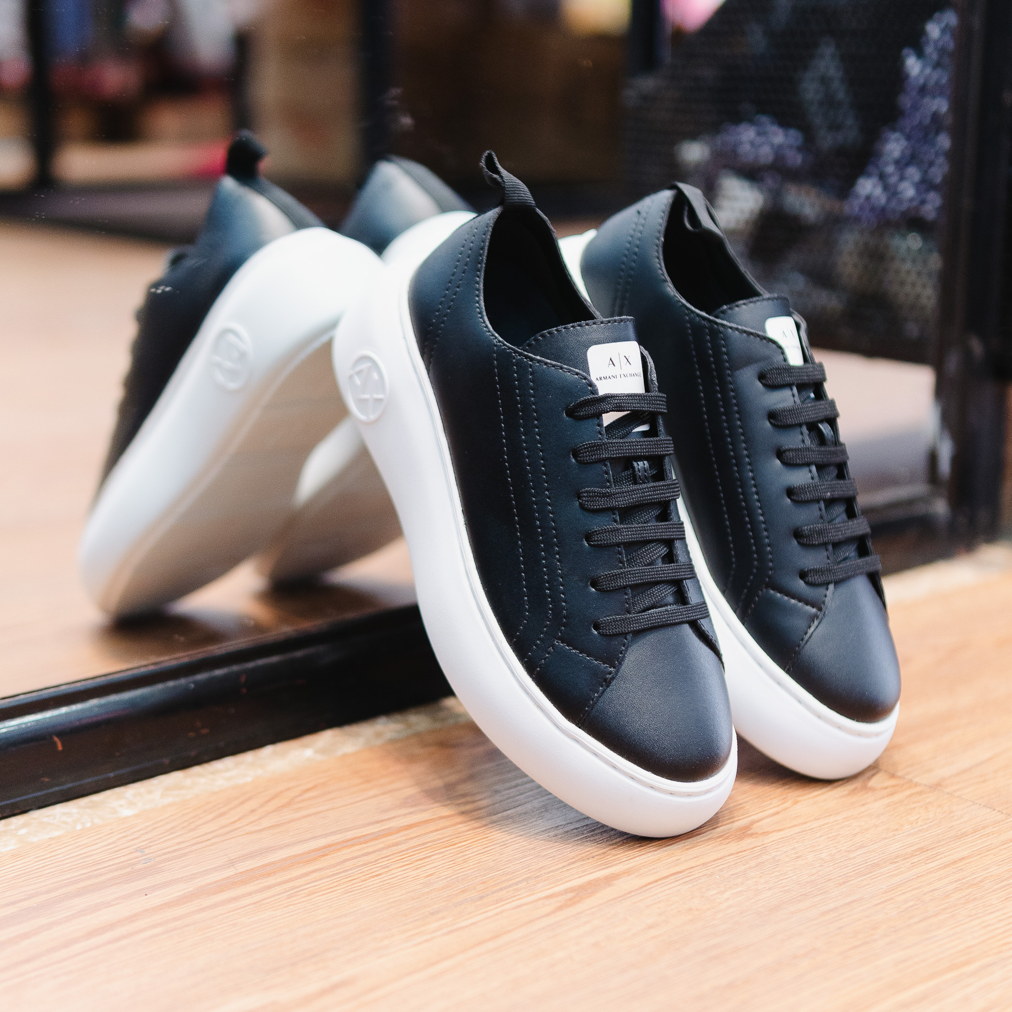 Giày ARMANI EXCHANGE nữ da đen , đế trắng , logo tròn ở đế