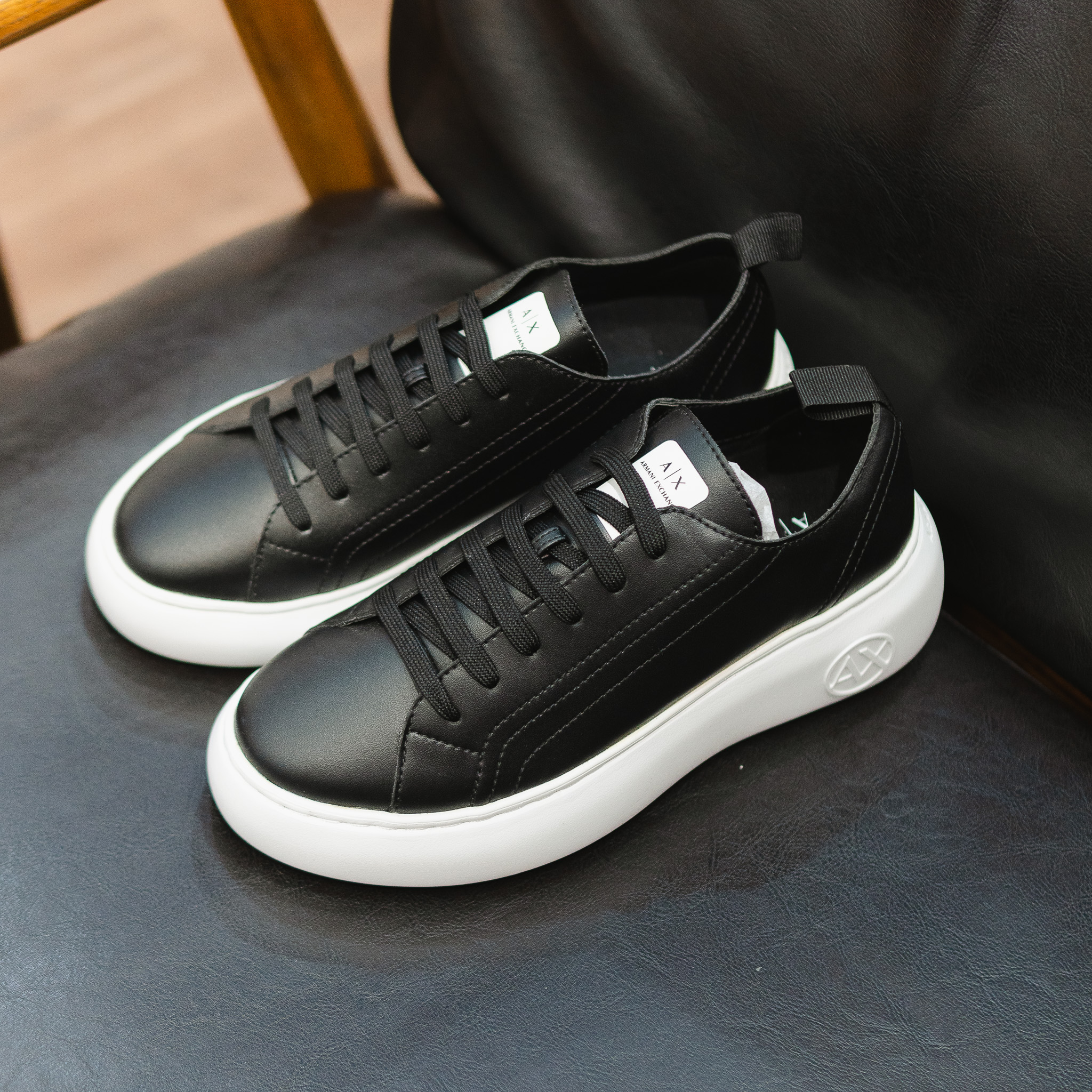 Giày ARMANI EXCHANGE nữ da đen , đế trắng , logo tròn ở đế