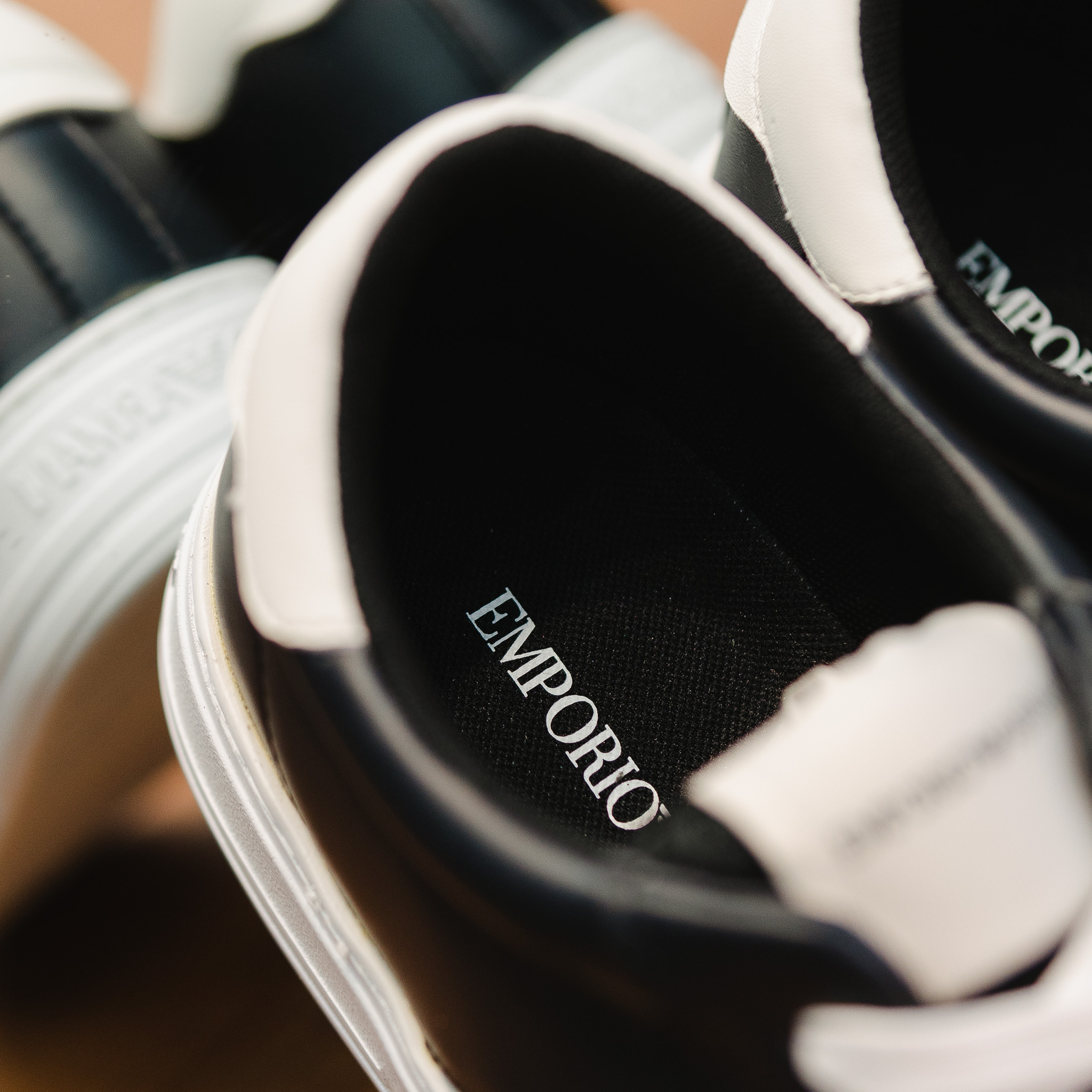 Giày EMPORIO ARMANI đen , sườn + gót da trắng , đế trắng logo đen + gạch trắng