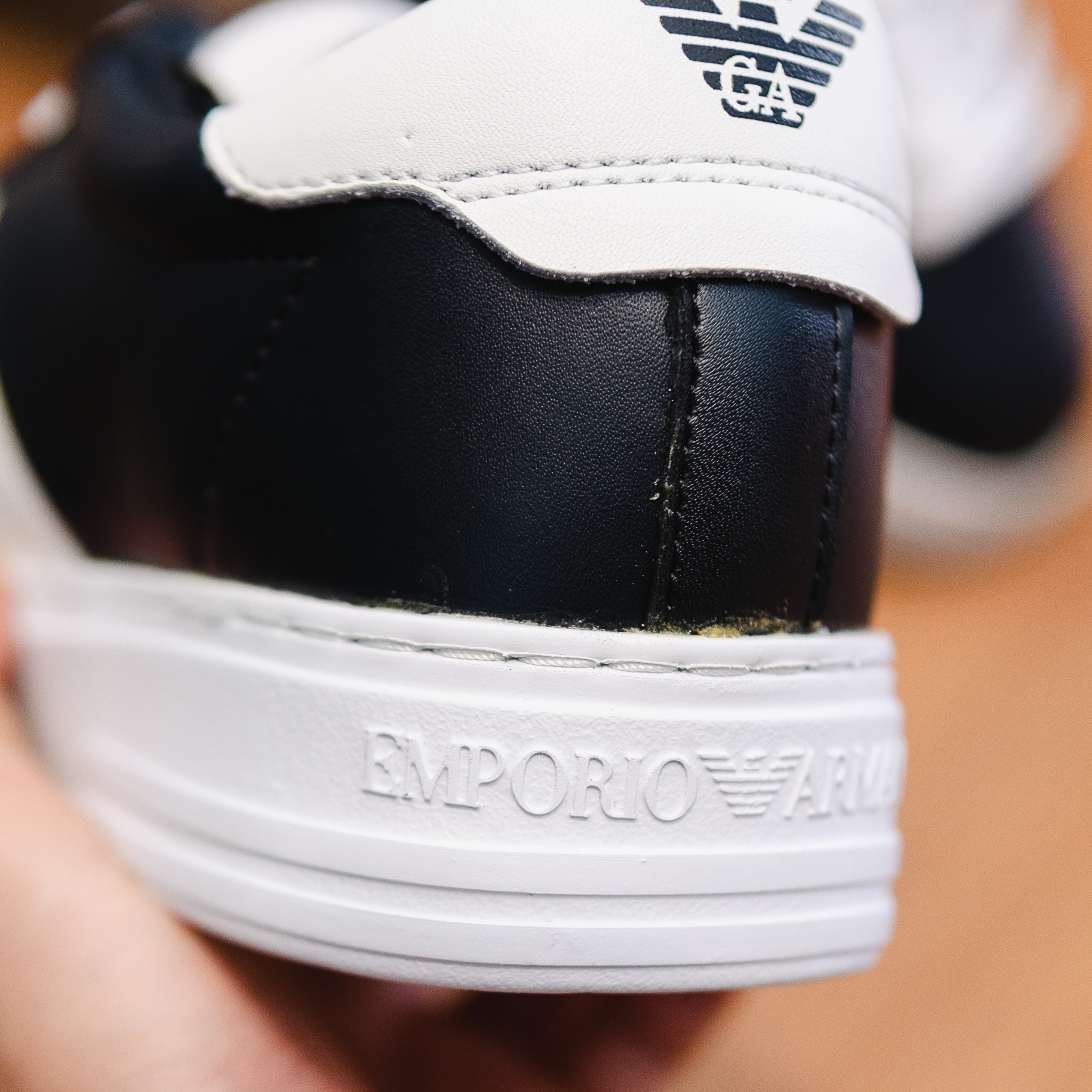 Giày EMPORIO ARMANI đen , sườn + gót da trắng , đế trắng logo đen + gạch trắng