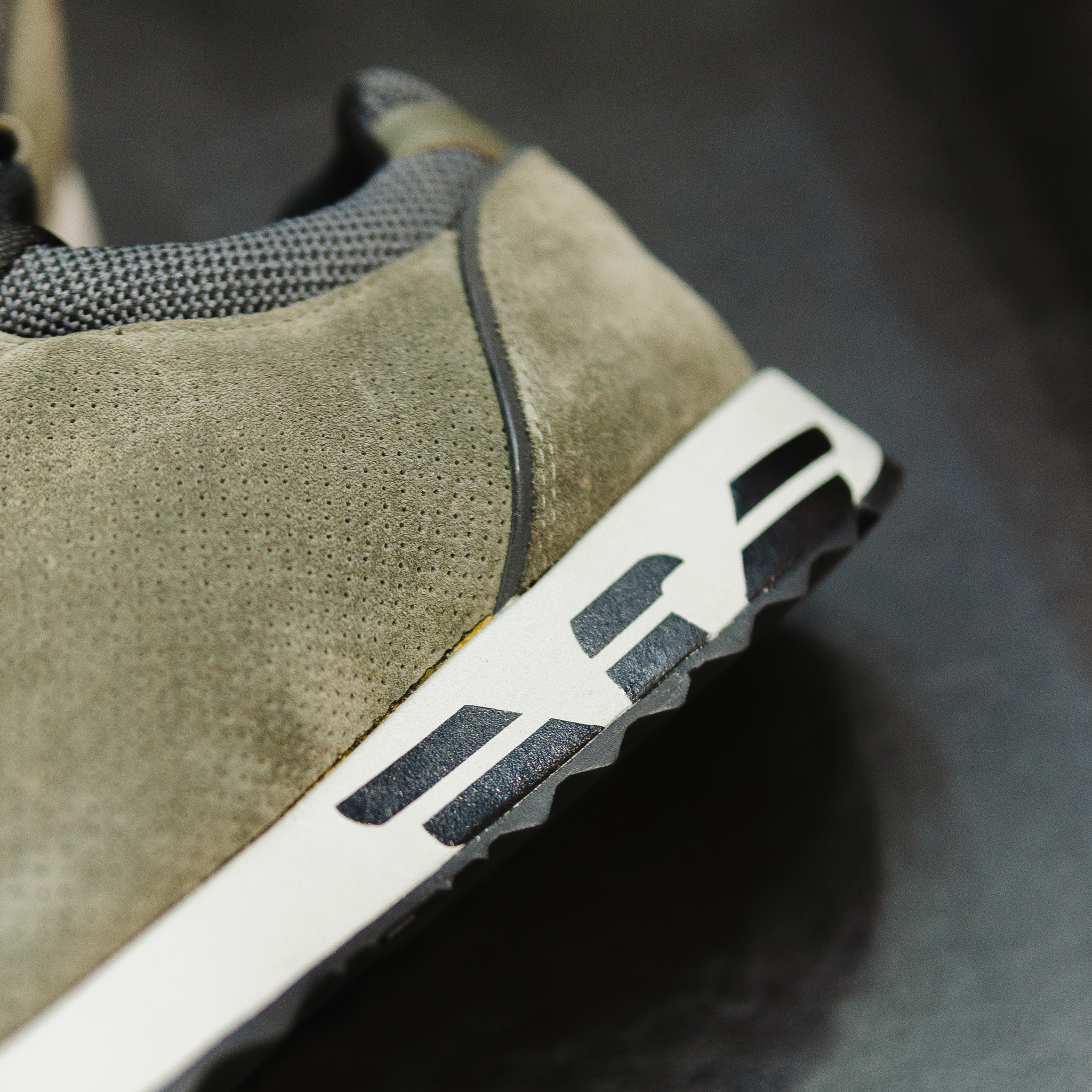 Giày EMPORIO ARMANI vải lưới xanh rêu , mũi vải nâu , đế ghi logo đen to