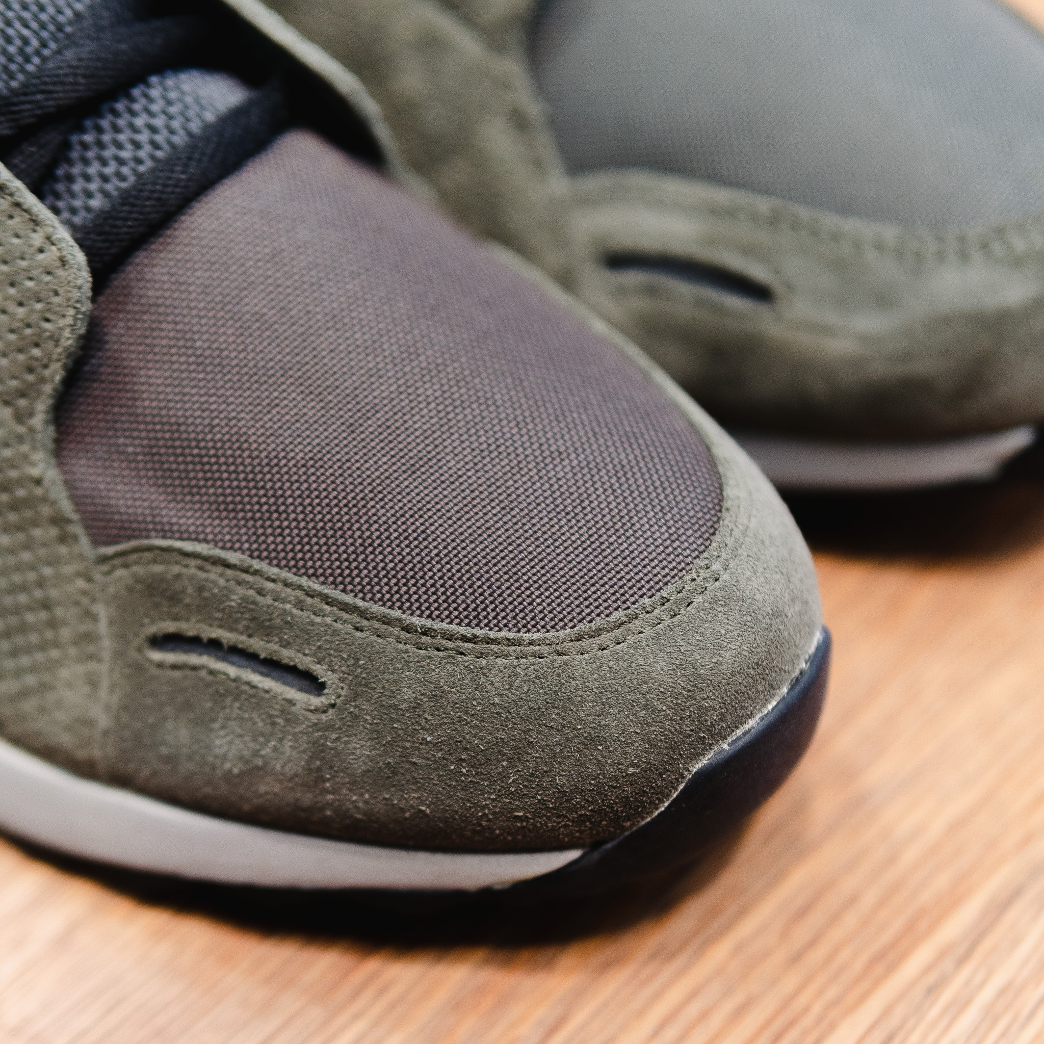 Giày EMPORIO ARMANI vải lưới xanh rêu , mũi vải nâu , đế ghi logo đen to