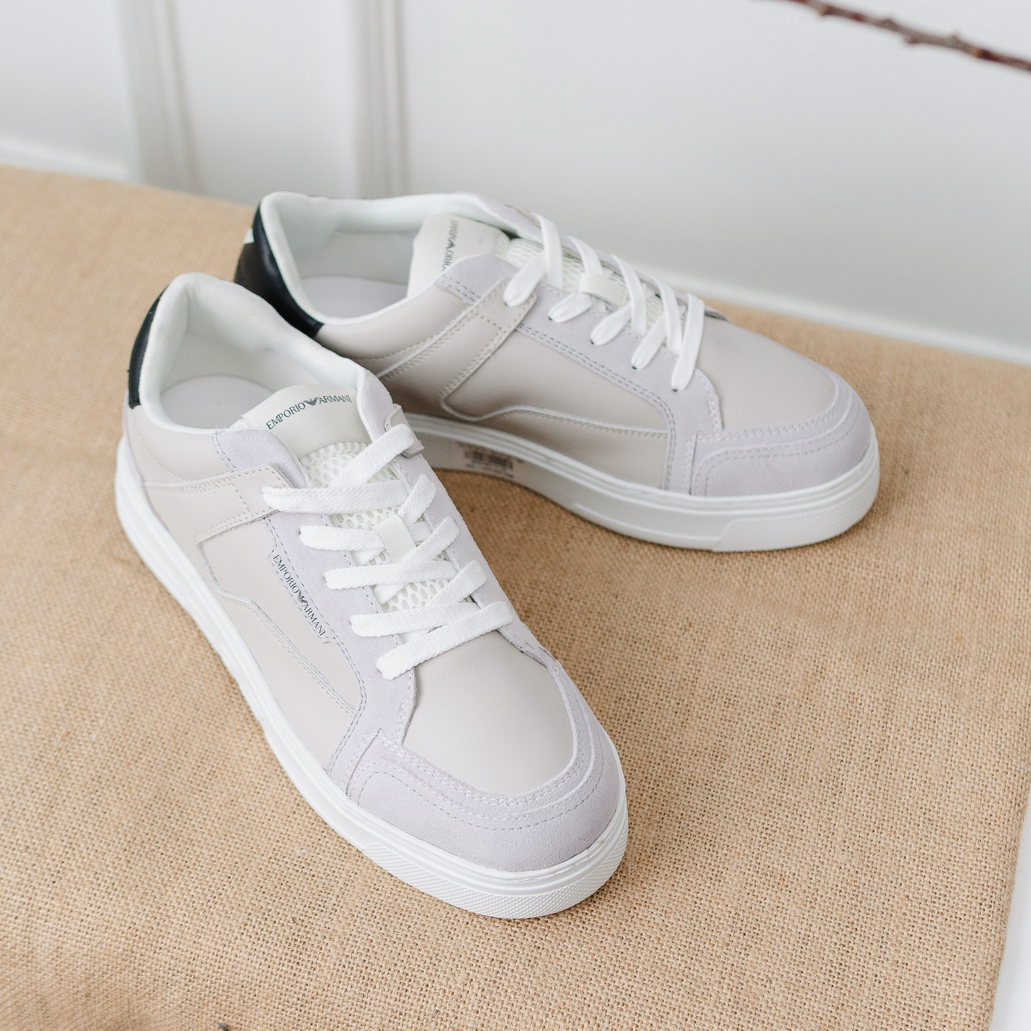Giày EMPORIO ARMANI da trắng mix da lộn be , gót da đen , đế trắng mix logo nổi